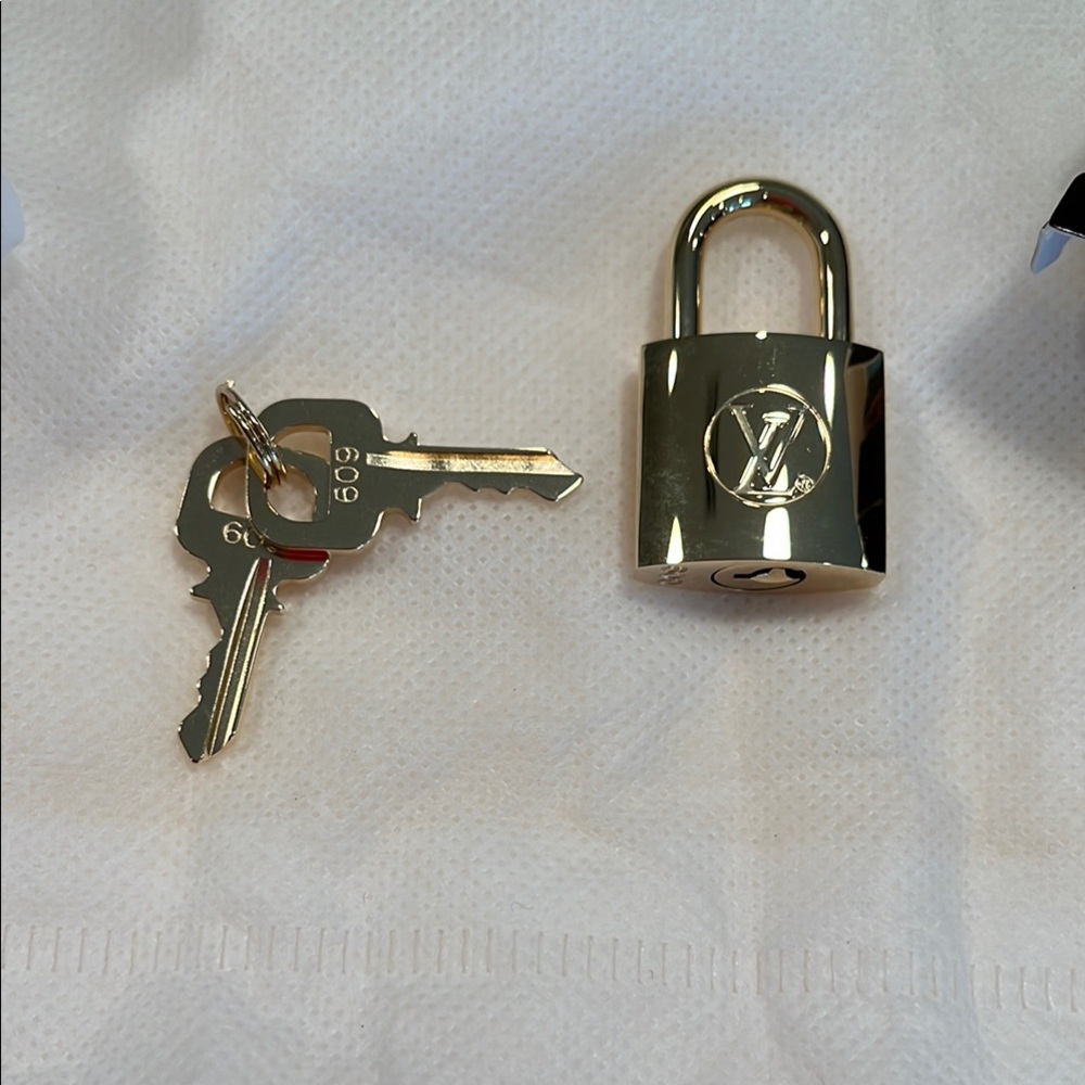 Louis Vuitton Shiny Gold Lock and Key Set #609
